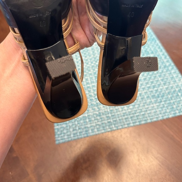 **Gorgeous Chanel Two-tone Slingback 3.5” Heels, Black and Tan, Size 40 - Picture 9 of 11